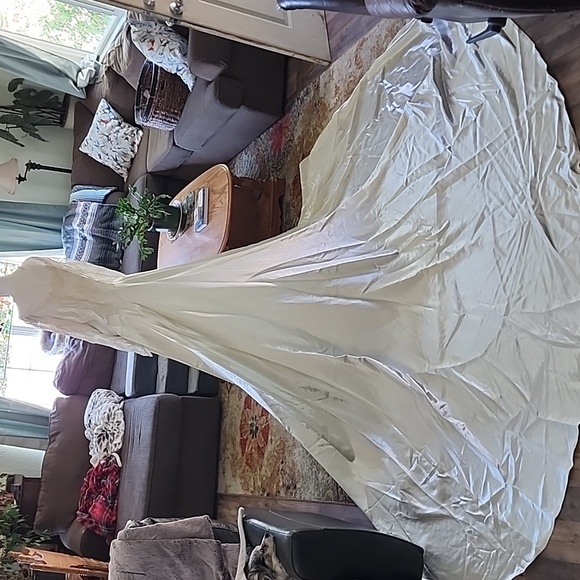 Saks Fifth Avenue 1940s Era Wedding Dress. Liquid Satin - Picture 6 of 17